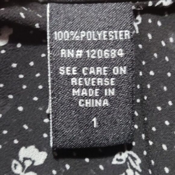 TORRID Top/Tunic, 1/1X, Black, Floral, Pintuck Pleated Bib, Long sleeve, V-neck - Picture 13 of 15